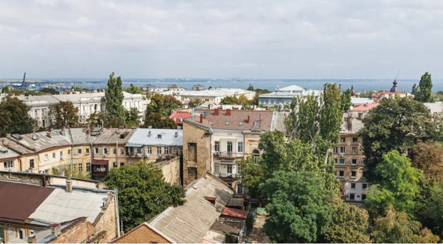 Вид с воздуха на крыши и старые дворы Одессы