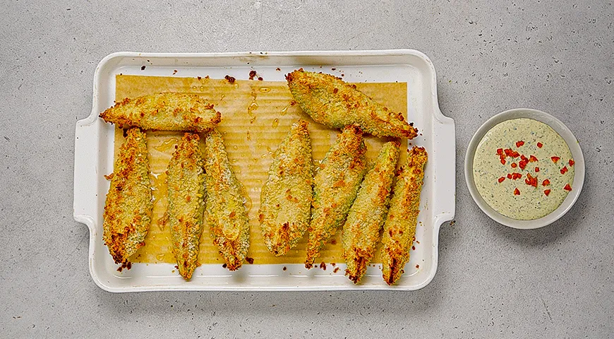 Хрустящее авокадо с острым соусом