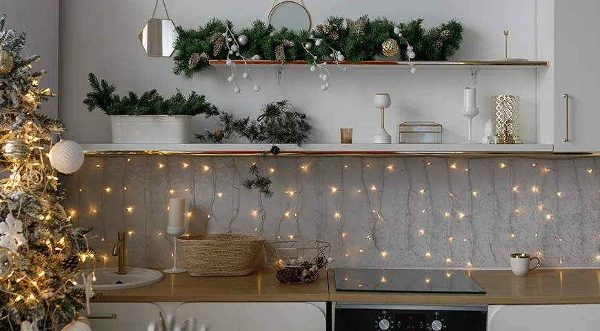 Светодиодной гирляндой можно украсить не только окна, но и фартук на кухне