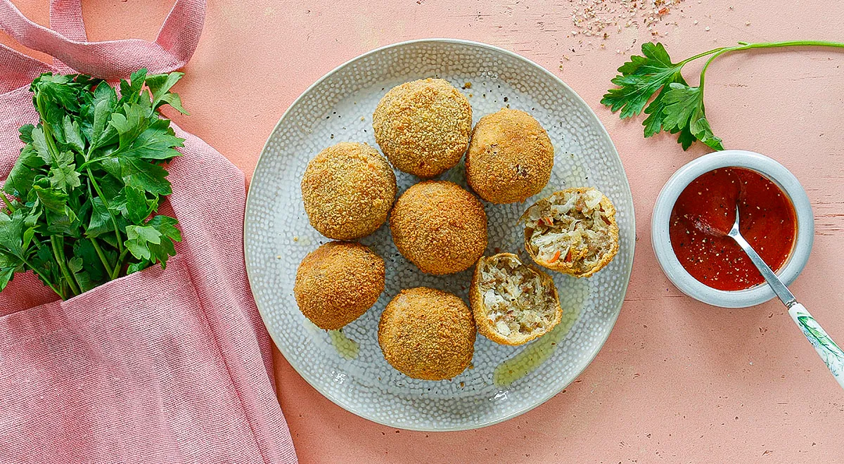 Рецепт хрустящих шариков с квашеной капустой