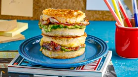 Сэндвич из яичницы с беконом и сыром