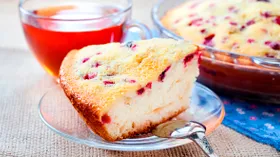 Шарлотка с брусникой