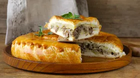 10 лучших пирогов с мясом и картошкой: от простых до ресторанных рецептов