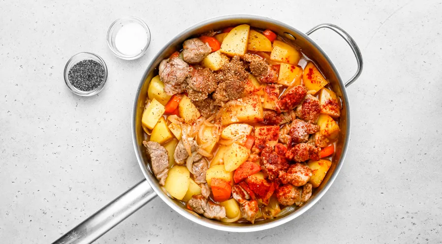Баранина с картошкой и овощами на сковороде