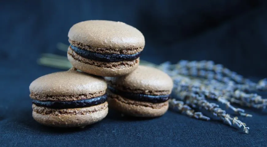 Рецепт макаронов из нутовой муки с чернично-лавандовой начинкой