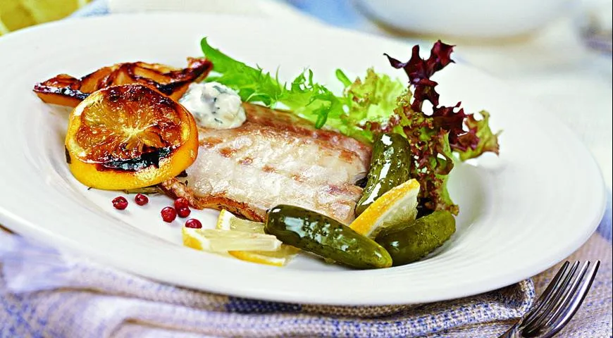 Сибас, запеченный с лимоном и пряными травами