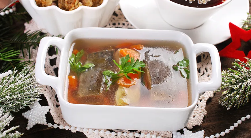 В Чехии на Рождество готовят традиционное блюдо «Карпий холодец» — прозрачное рыбное желе из филе, кожи и плавников зеркального карпа