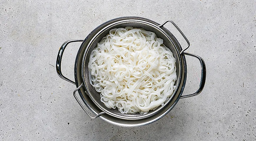 Куриный суп с рисовой лапшой по-азиатски
