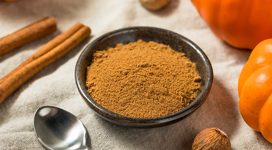 Добавляя специи в кофе, учитывайте, что они должны оттенять вкус напитка, а не перебивать его