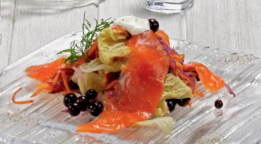 Малосольный лосось с горячим смородиновым салатом