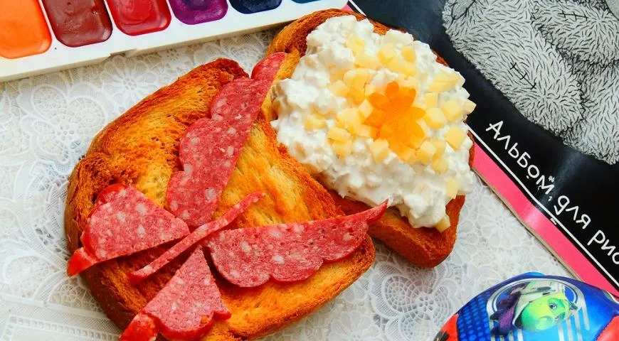 Сэндвич с творогом, сыром и грецкими орехами