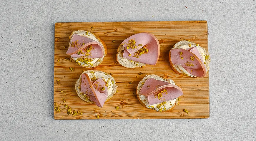 Брускетта с вареной колбасой, айоли и фисташками