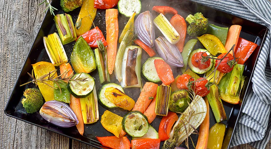 Запекание в духовке усиливает карамелизированный вкус овощей (за счет концентрирования естественных сахаров) 