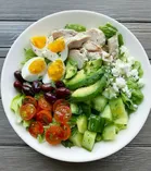 Питательный и вкусный салат с авокадо