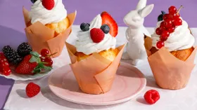 Капкейки с начинкой внутри, украшенные кремом