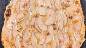 Пирог с грушей, сыром и грецким орехом