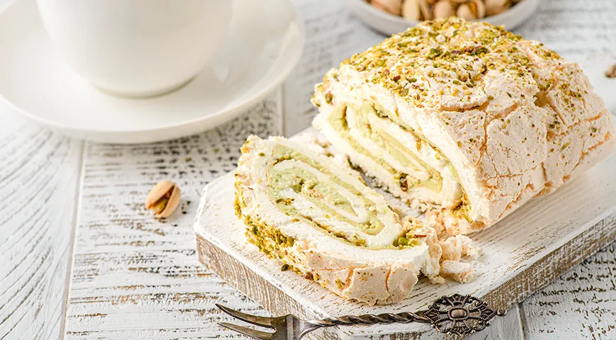 Меренговый рулет с фисташками