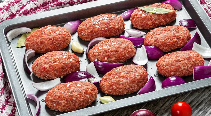 В духовке котлеты сначала запекают 10–15 минут при 180 °C, а затем повышают температуру до 200 °C, чтобы получить золотистую корочку