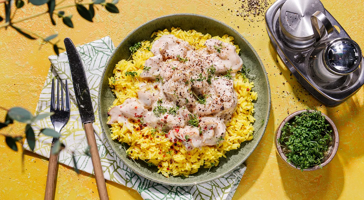 Рис с подливой из курицы, грибов и сметаны