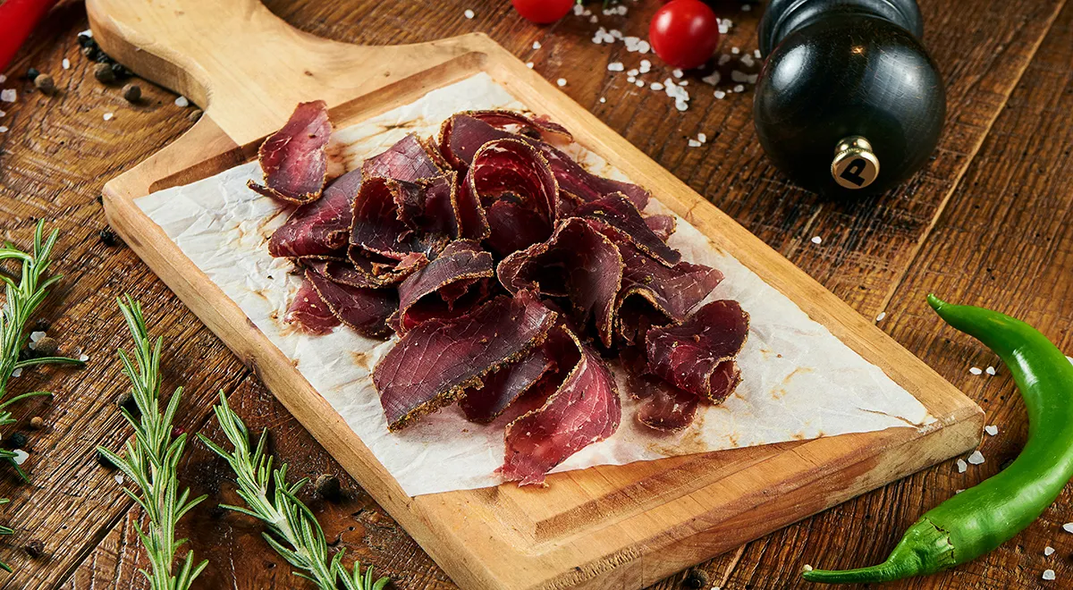 Главное отличие бастурмы от других мясных соперников по прилавку в том, что она не подвергается термической обработке