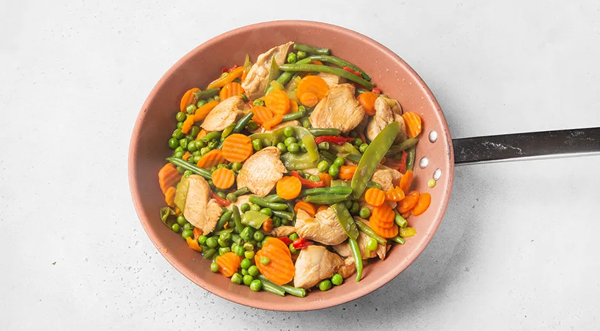 Куриное филе с замороженными овощами на сковороде