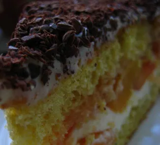 Бисквитный торт с нектаринами и ванильным кремом