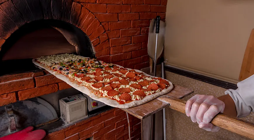 Традиционно пицца выпекается в каменных печах при высокой температуре, поэтому, чтобы в домашних условиях получилась настоящая пицца, используйте максимальную температуру, нагретый противень или камень для пиццы 