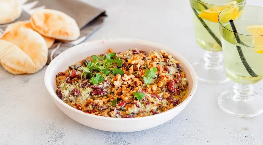Быстрое лобио из консервированной красной фасоли