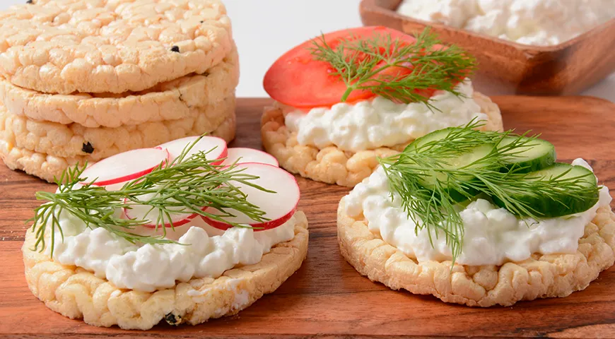 Экструдированные хлебцы выглядят как губка — они пузырчатые, легкие