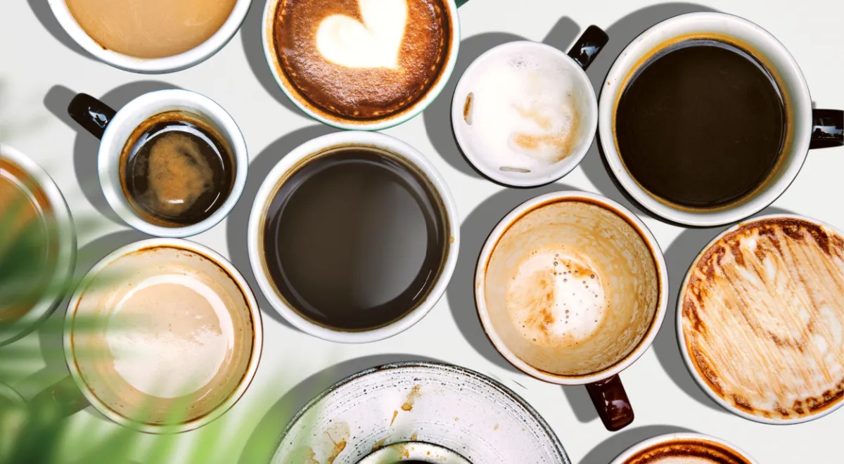 В отличие от капучино с воздушной пеной и латте с большим объемом молока, флэт уайт — это концентрированный кофейный вкус и бархатистая микропена