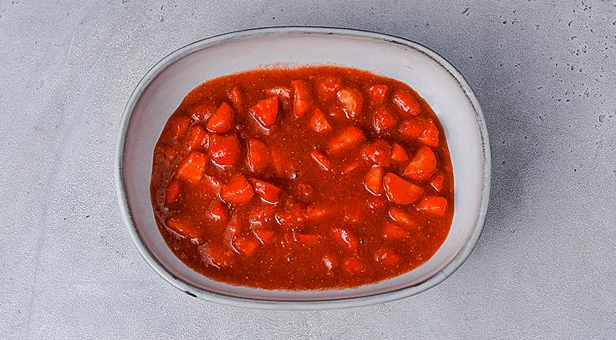 Десерт с мороженым, жареной клубникой и шоколадным соусом