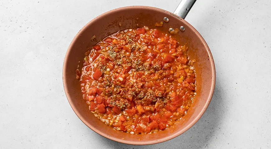 Макароны с беконом, сыром и помидорами на сковороде