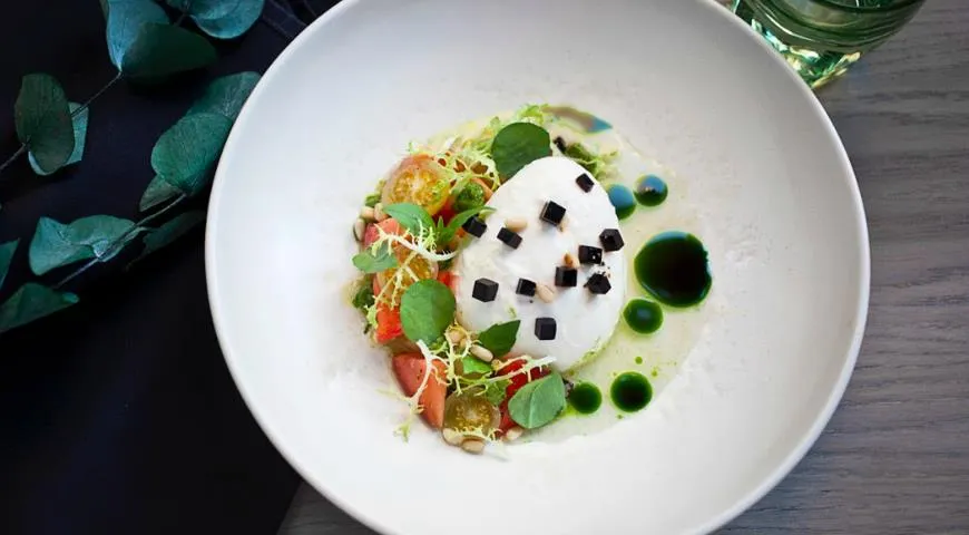 Буррата с томатами