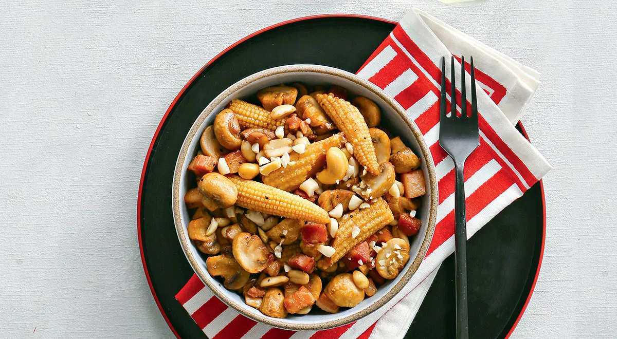 Горячий салат с кукурузой, грибами и грудинкой, пошаговый рецепт с фото на  309 ккал