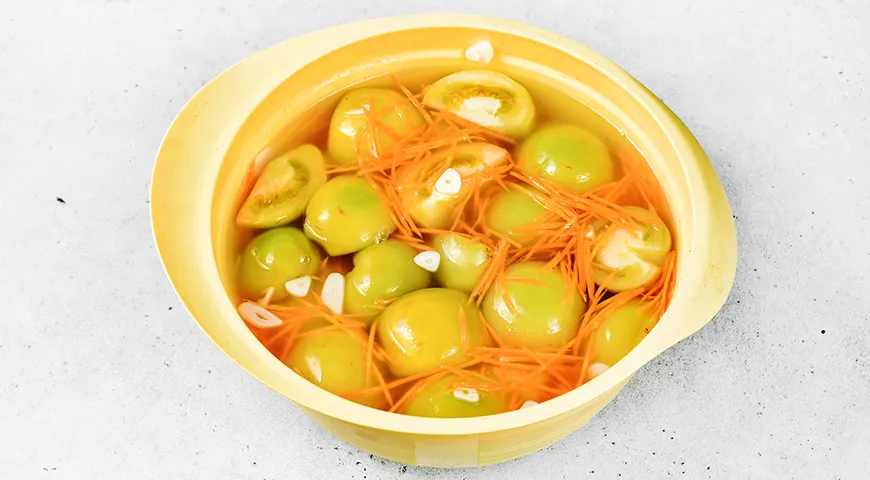 Квашеные зеленые помидоры в кастрюле