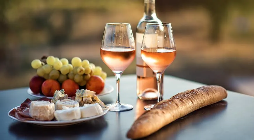 Розовые вина – это компромисс между белым и красным, для пикника подойдут лёгкие и фруктовые вина