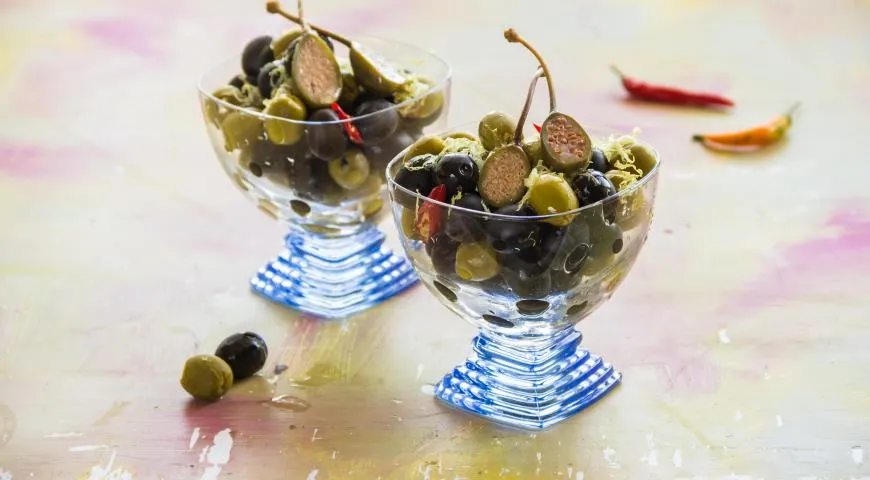 Маринованные оливки с каперсами