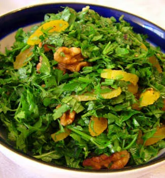 Салат из зелени с курагой и грецкими орехами