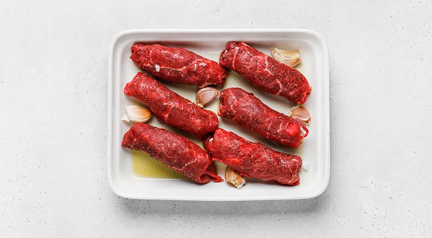 Рулетики из говядины с черносливом и грецкими орехами