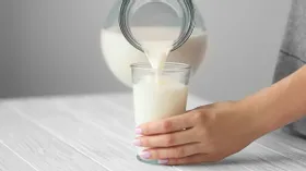 Как использовать прокисшее коровье молоко: 10 способов