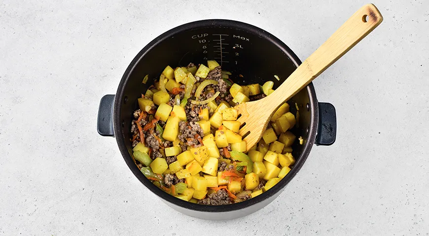 Тушенная картошка с фаршем в мультиварке