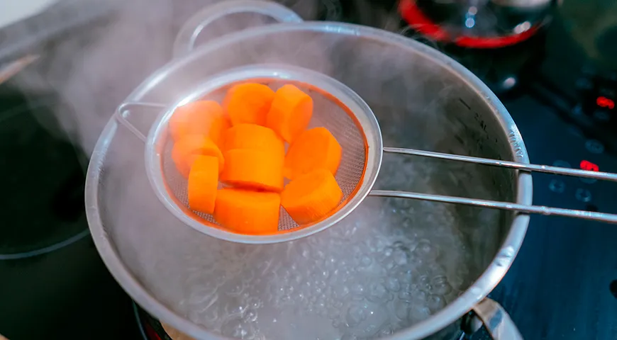 Рекомендуемая суточная нормы потребления вареной моркови для взрослых — 150–250 граммов