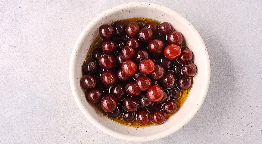 Виноград на гриле с бурратой и базиликом