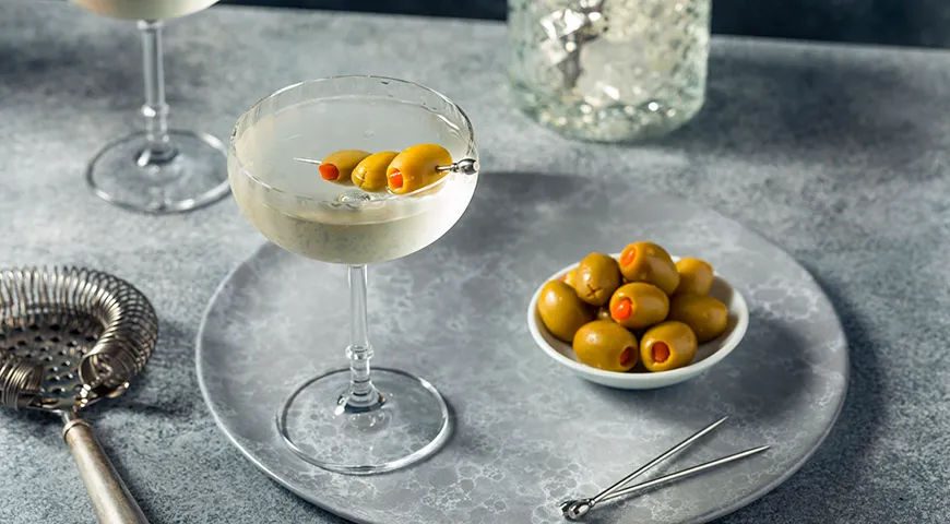 Зеленые оливки — идеальное дополнение к мартини