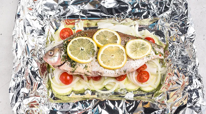 Лещ, запеченный целиком в фольге в духовке
