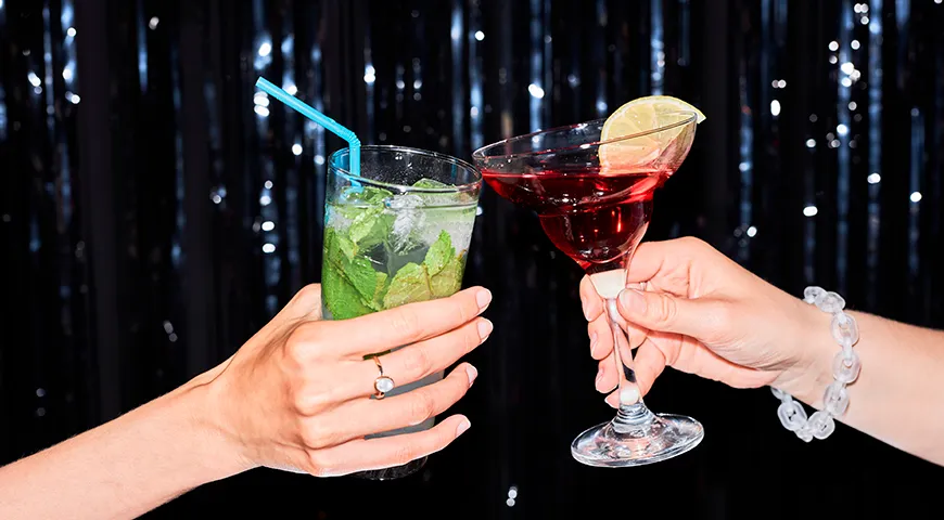 Чтобы разогреть интерес к еде, а не перебить, для аперитива выбирайте легкие напитки