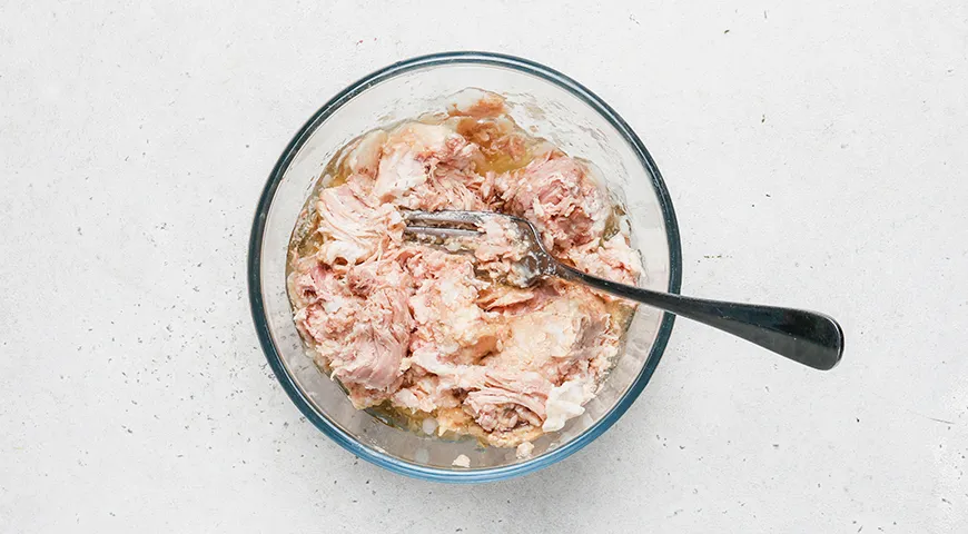 Гречка с тушёнкой и томатной пастой (на сковороде)