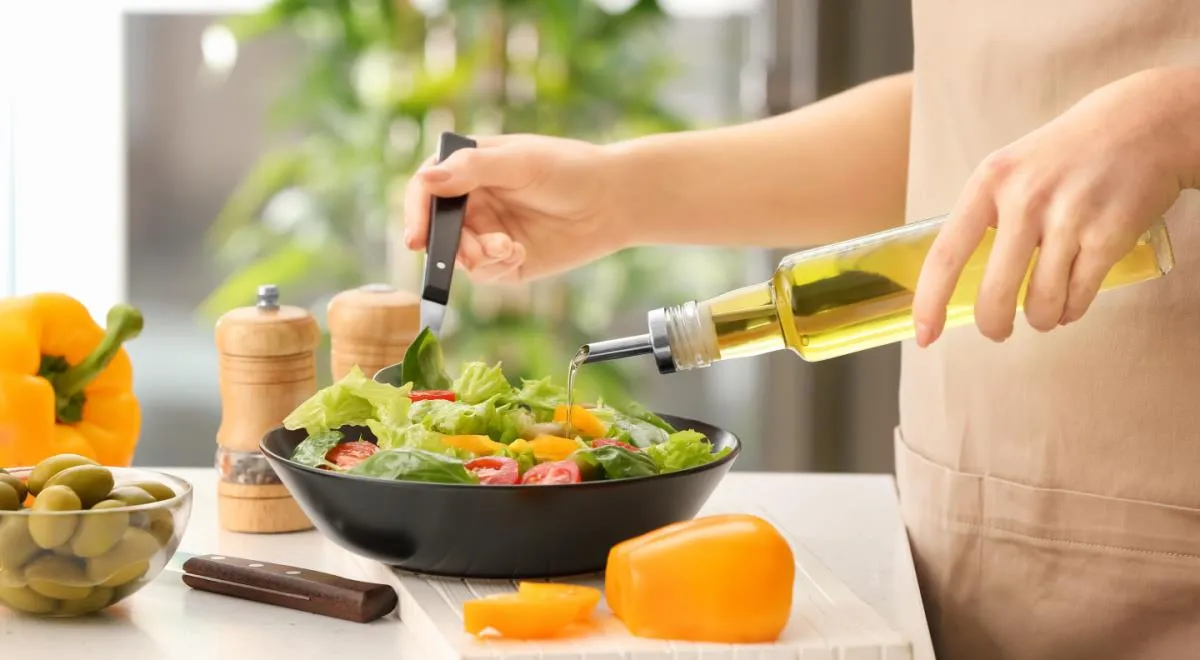Хлопковое масло отлично подходит для заправки овощных салатов