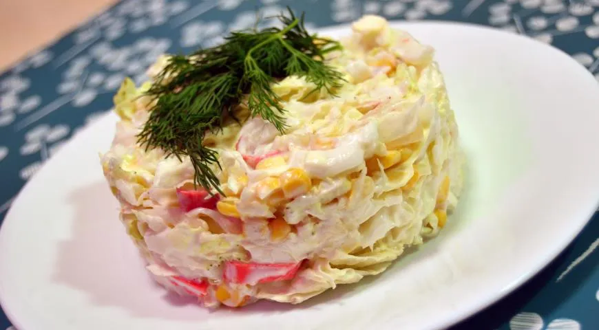 Салат с крабовыми палочками и ананасом