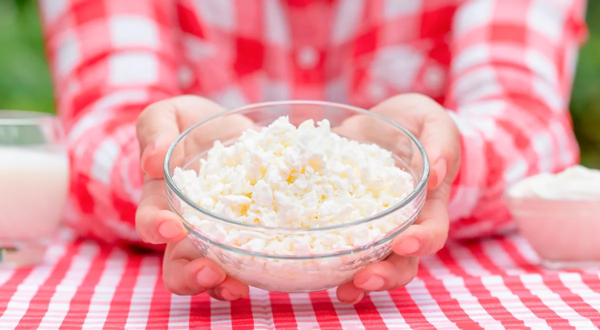 Рекомендуемая суточная норма потребления творога 9% для взрослого составляет 150–200 граммов